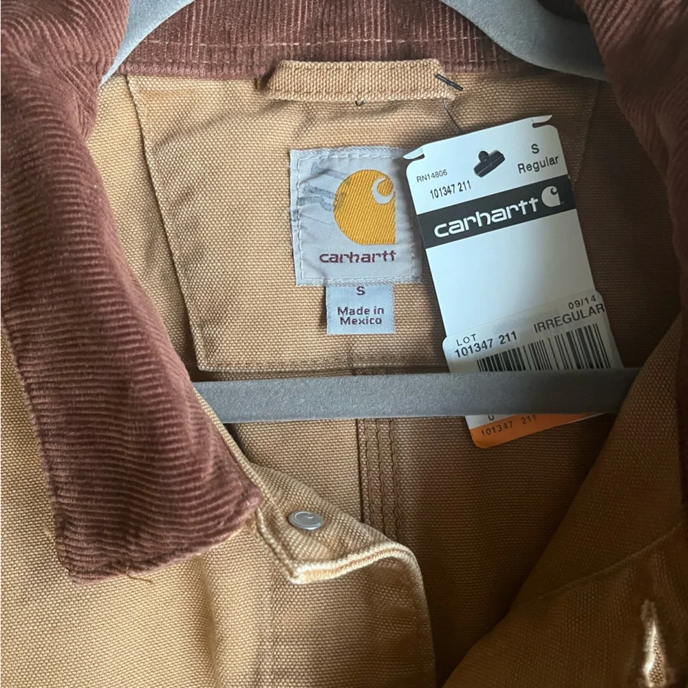 NWT Carhartt Canvas Iowa Hawkeyes Barn Jacket Small - Picture 8 of 10